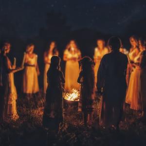 Räuchern zum Jahreskreisfest und der Sommersonnenwende nach TEM - Räucher-Rituale mit heimischen Pflanzen - lernen in der Ausbildung und im Kurs in der BaBlü Akademie Online. Foto: Adobe-Stock