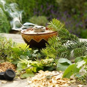 Räuchern mit besonderen Pflanzen, Fichtenharz, Kiefernharz, Tannennadeln und mehr - Rezeptideen für Räuchermischungen bei BaBlü Räuchern mit besonderen Pflanzen, Fichtenharz, Kiefernharz, Tannennadeln und mehr - Rezeptideen für Räuchermischungen bei BaBlü