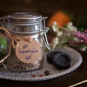 Räuchern zu Samhain Jahreskreisfest nach TEM - Räucher-Rituale mit heimischen Pflanzen - lernen in der Ausbildung und im Kurs in der BaBlü Akademie Online. Foto: Adobe-Stock