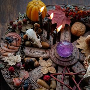 Räuchern zu Samhain Jahreskreisfest nach TEM - Räucher-Rituale mit heimischen Pflanzen - lernen in der Ausbildung und im Kurs in der BaBlü Akademie Online. Foto: Adobe-Stock
