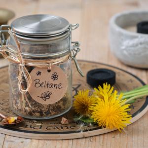 Räuchermischungen selbst herstellen - Rezepte, Ideen, Zutaten, Pflanzen, Blüten, Hölzer, Harze - dies und mehr lernst du im Onlinekurs "Räuchermischungen komponieren und herstellen" in der BaBlü Akademie Online - Foto: AdobeStock