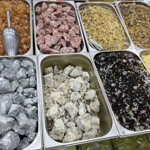 Heilige Harze und Kräuter für persönliche Mischungen nutzen