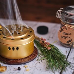 Individuelle Räuchermischung erstellen für Reinigung und Haussegen - Räuchermischungen selbst herstellen - Rezepte, Ideen, Zutaten, Pflanzen, Blüten, Hölzer, Harze - dies und mehr lernst du im Onlinekurs in der BaBlü Akademie, Foto AdobeStock Individuelle Räuchermischung erstellen für Reinigung und Haussegen - Räuchermischungen selbst herstellen - Rezepte, Ideen, Zutaten, Pflanzen, Blüten, Hölzer, Harze - dies und mehr lernst du im Onlinekurs in der BaBlü Akademie, Foto AdobeStock
