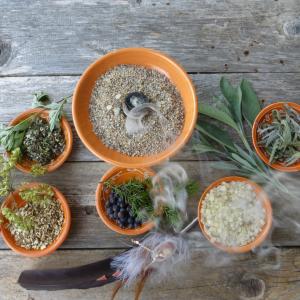 Zutaten für eine Räuchermischung! Räuchermischungen selbst herstellen - Rezepte, Ideen, Zutaten, Pflanzen, Blüten, Hölzer, Harze - dies und mehr lernst du im Onlinekurs "Räuchermischungen komponieren" in der BaBlü Akademie; Foto: AdobeStock