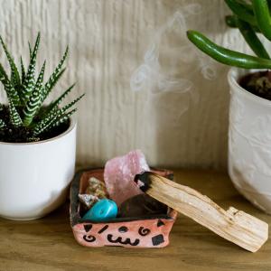 Räuchern und Reinigung mit Palo Santo und Edelsteinen - Hausräucherung lernen in der BaBlü® Akademie