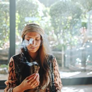 Haus und Wohnung energetisch reinigen mit Salbei und anderen Räucherstoffen - mehr über energetisches Räuchern lernen in der BaBlü® Akademie - Foto: AdobeStock Haus und Wohnung energetisch reinigen mit Salbei und anderen Räucherstoffen - mehr über energetisches Räuchern lernen in der BaBlü® Akademie - Foto: AdobeStock