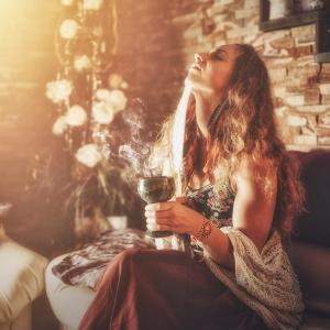 Aufsteigender Rauch bei einem Segnungsritual – Symbol für Loslassen & Neubeginn - Fotocredit: AdobeStock