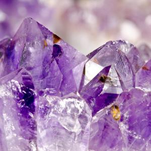 Erdheilung mit Kristallen, Räucherwerk & Intention – Orte bewusst harmonisieren & stärken. Foto: AdobeSTock