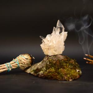 Erdheilung mit Kristallen, Räucherwerk & Intuition – Schutzräucherung beim Hauseingang – energetische Stabilität für neue Wege. Foto: AdobeStock