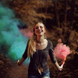 Seminar Rauhnächte, Frau mit Räucherstab Fotocredit: pixapay Seminar Rauhnächte, Frau mit Räucherstab Fotocredit: pixapay