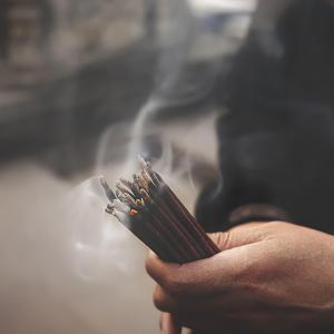 Seminar Rauhnächte, Hand mit Räucherstäbchenl, Fotocredit: pixapay Seminar Rauhnächte, Hand mit Räucherstäbchenl, Fotocredit: pixapay